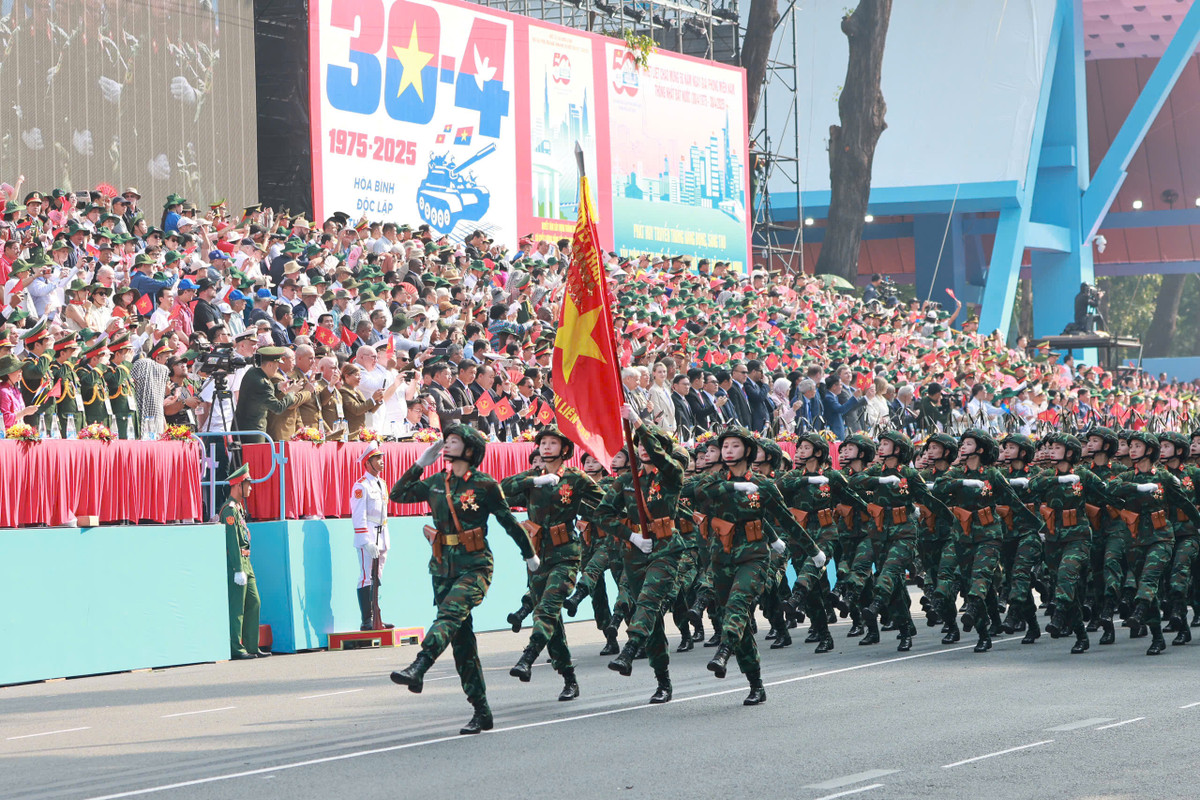 Khối nữ Sĩ quan Thông tin: 80 năm xây dựng, chiến đấu và trưởng thành, Bộ đội Thông tin liên lạc đã lập được nhiều thành tích vẻ vang; dũng cảm, chủ động, sáng tạo, bảo đảm Thông tin liên lạc “Kịp thời - Chính xác - Bí mật - An toàn”.