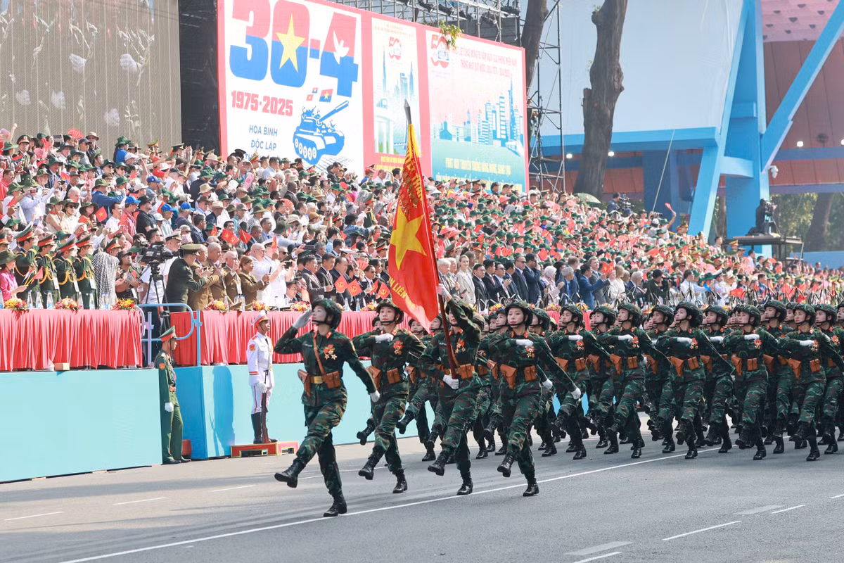  Khối nữ Sĩ quan Thông tin: 80 năm xây dựng, chiến đấu và trưởng thành, Bộ đội Thông tin liên lạc đã lập được nhiều thành tích vẻ vang; dũng cảm, chủ động, sáng tạo, bảo đảm Thông tin liên lạc “Kịp thời - Chính xác - Bí mật - An toàn”. 