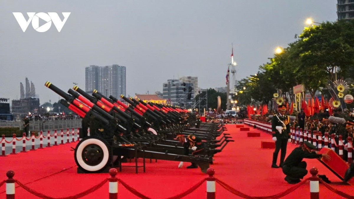 Trực tiếp: Diễu binh diễu hành kỷ niệm 50 năm ngày thống nhất đất nước - Hình 31 Truc tiep: Dieu binh dieu hanh ky niem 50 nam ngay thong nhat dat nuoc-Hinh-31