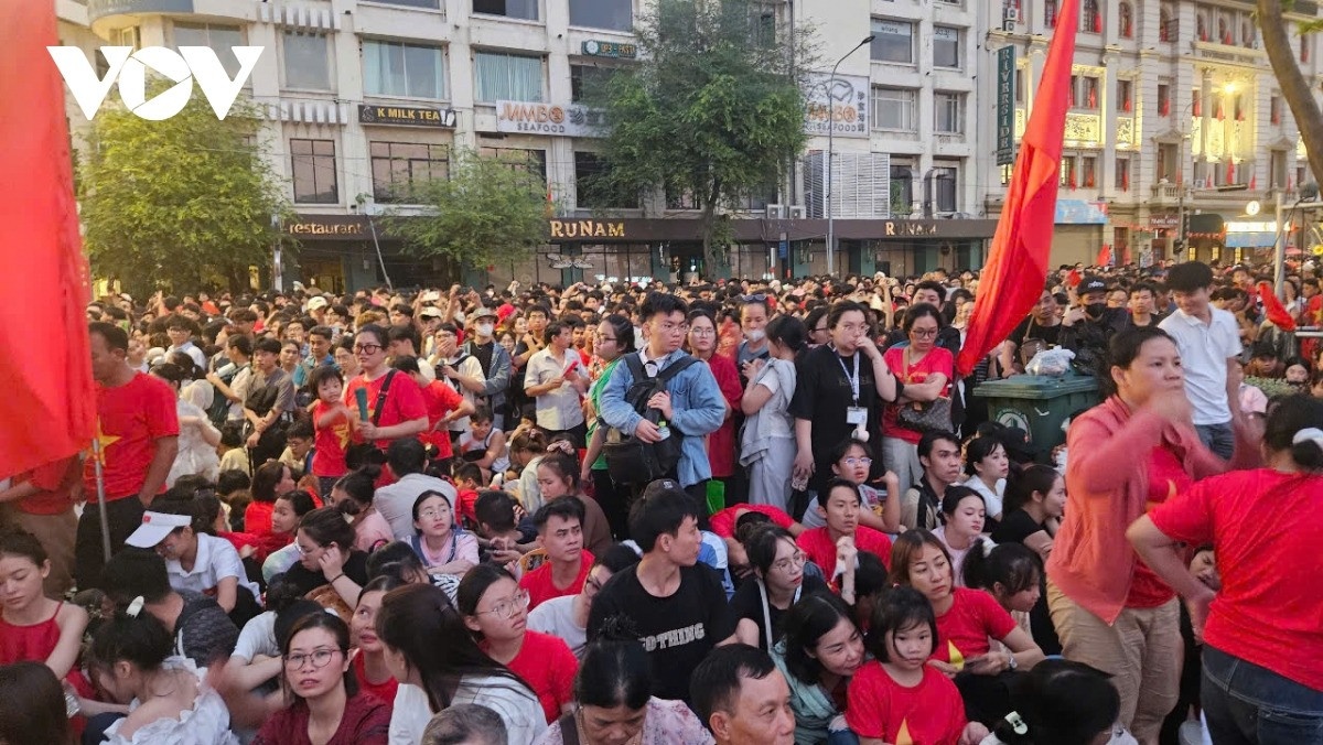 Trực tiếp: Diễu binh diễu hành kỷ niệm 50 năm ngày thống nhất đất nước - Hình 32 Truc tiep: Dieu binh dieu hanh ky niem 50 nam ngay thong nhat dat nuoc-Hinh-32