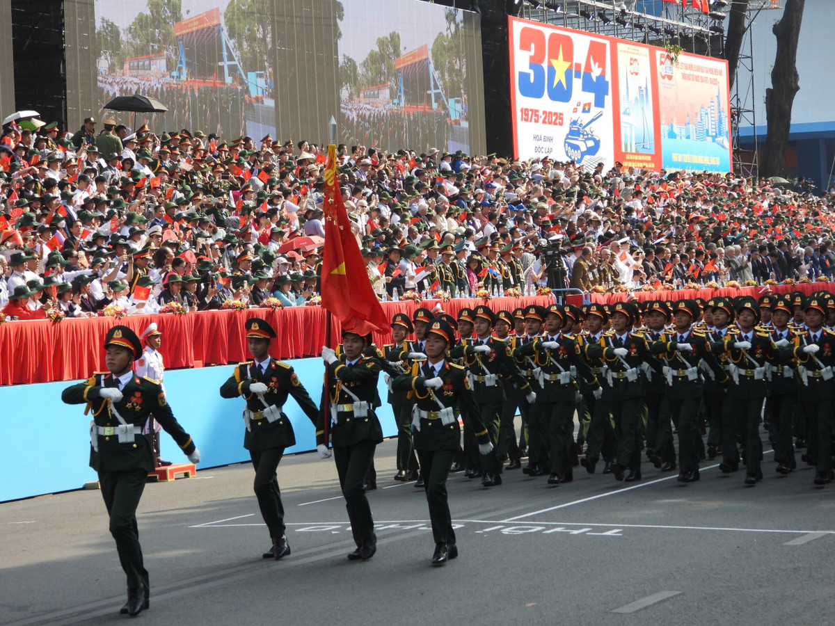 Trực tiếp: Diễu binh, diễu hành kỷ niệm 50 năm ngày thống nhất đất nước - Hình 45 Truc tiep: Dieu binh, dieu hanh ky niem 50 nam ngay thong nhat dat nuoc-Hinh-45