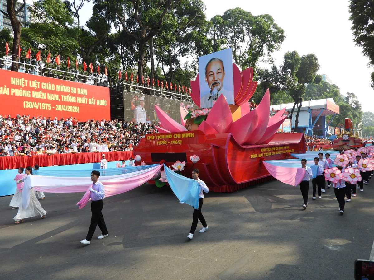 Trực tiếp: Diễu binh, diễu hành kỷ niệm 50 năm ngày thống nhất đất nước - Hình 16 Truc tiep: Dieu binh, dieu hanh ky niem 50 nam ngay thong nhat dat nuoc-Hinh-16