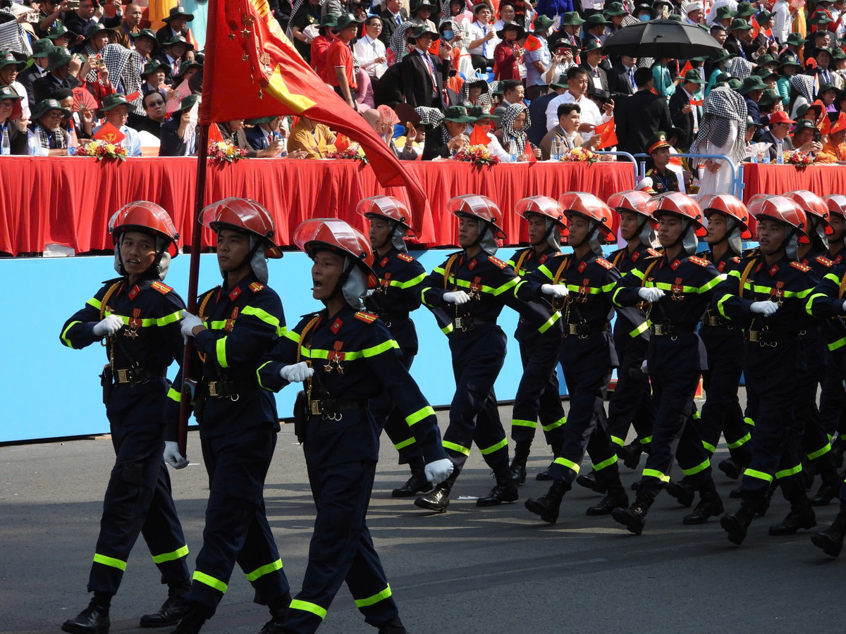 Trực tiếp: Diễu binh, diễu hành kỷ niệm 50 năm ngày thống nhất đất nước - Hình 13 Truc tiep: Dieu binh, dieu hanh ky niem 50 nam ngay thong nhat dat nuoc-Hinh-13