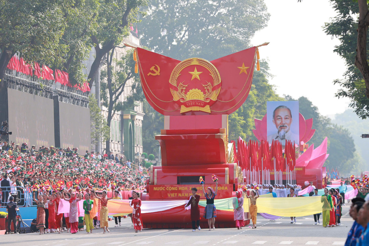 Trực tiếp: Diễu binh, diễu hành kỷ niệm 50 năm ngày thống nhất đất nước - Hình 18 Truc tiep: Dieu binh, dieu hanh ky niem 50 nam ngay thong nhat dat nuoc-Hinh-18