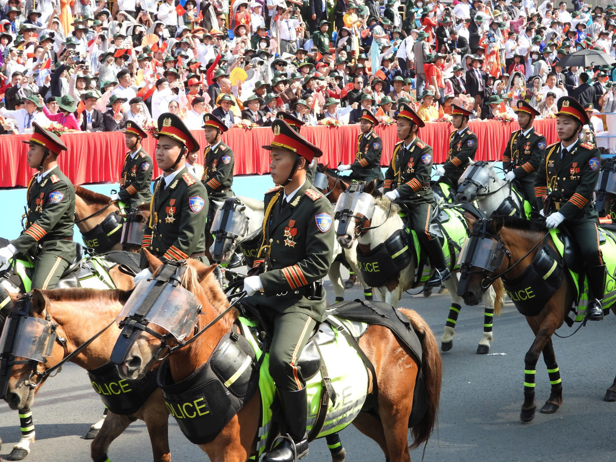 Trực tiếp: Diễu binh, diễu hành kỷ niệm 50 năm ngày thống nhất đất nước - Hình 9 Truc tiep: Dieu binh, dieu hanh ky niem 50 nam ngay thong nhat dat nuoc-Hinh-9