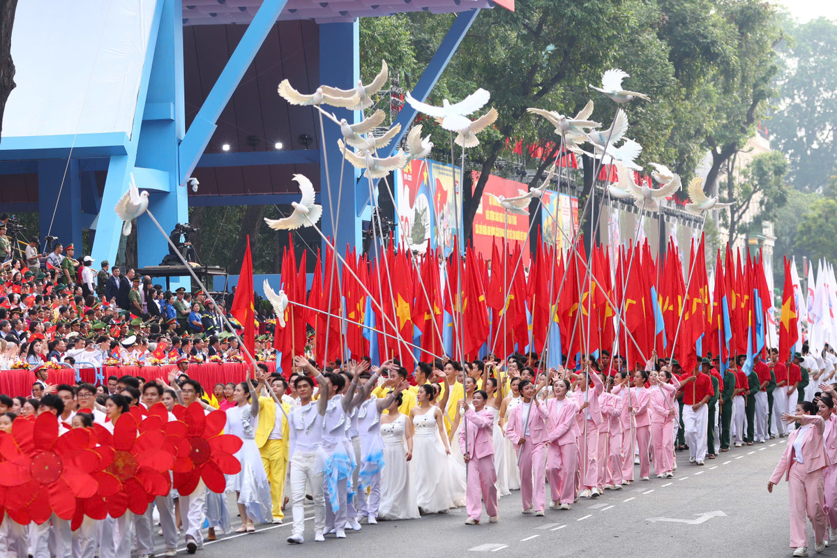 Trực tiếp: Diễu binh, diễu hành kỷ niệm 50 năm ngày thống nhất đất nước - Hình 39 Truc tiep: Dieu binh, dieu hanh ky niem 50 nam ngay thong nhat dat nuoc-Hinh-39