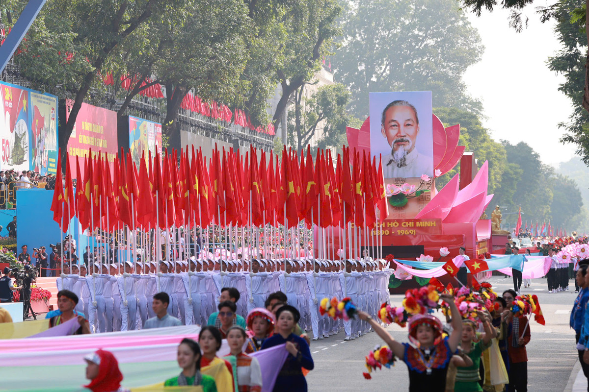 Trực tiếp: Diễu binh, diễu hành kỷ niệm 50 năm ngày thống nhất đất nước - Hình 51 Truc tiep: Dieu binh, dieu hanh ky niem 50 nam ngay thong nhat dat nuoc-Hinh-51