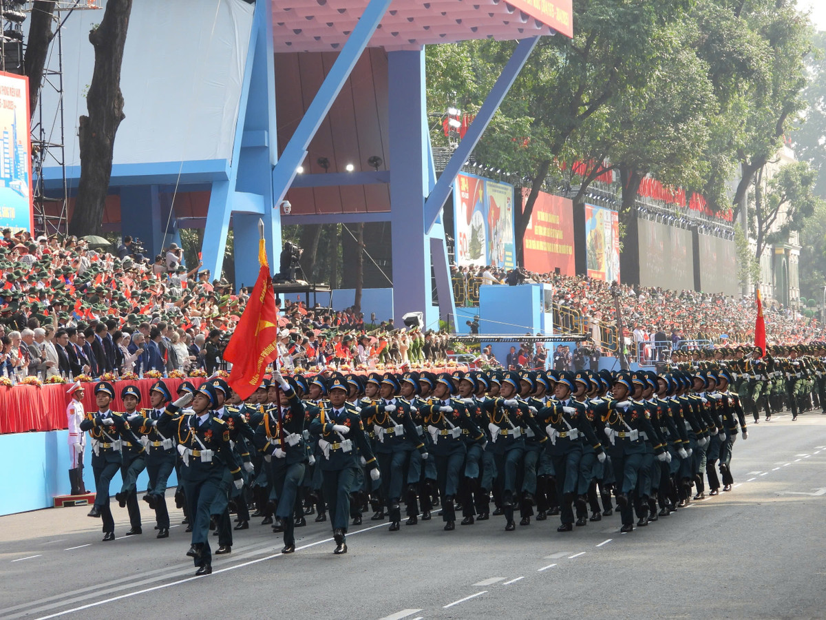 Trực tiếp: Diễu binh, diễu hành kỷ niệm 50 năm ngày thống nhất đất nước - Hình 43 Truc tiep: Dieu binh, dieu hanh ky niem 50 nam ngay thong nhat dat nuoc-Hinh-43