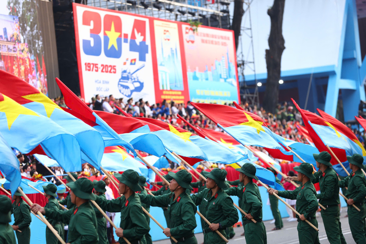 Trực tiếp: Diễu binh, diễu hành kỷ niệm 50 năm ngày thống nhất đất nước - Hình 40 Truc tiep: Dieu binh, dieu hanh ky niem 50 nam ngay thong nhat dat nuoc-Hinh-40