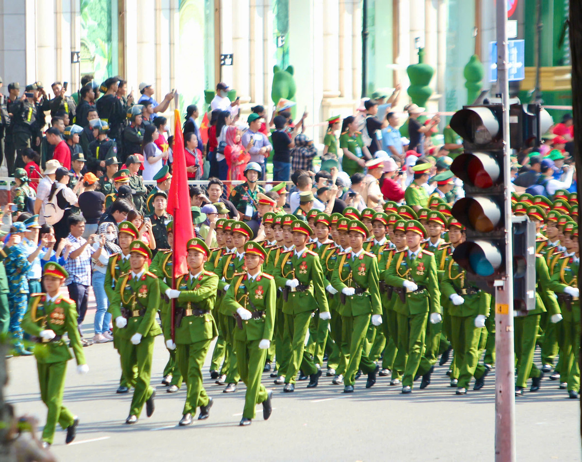 Trực tiếp: Diễu binh, diễu hành kỷ niệm 50 năm ngày thống nhất đất nước - Hình 17 Truc tiep: Dieu binh, dieu hanh ky niem 50 nam ngay thong nhat dat nuoc-Hinh-17
