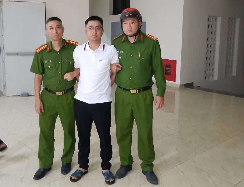 Sau khi xảy ra vụ nổ súng khiến một cảnh sát tử vong, 4 nghi phạm đã bị cảnh sát bắt giữ ngay sau khi gây án. Riêng Khánh bỏ trốn. Cơ quan Cảnh sát điều tra Công an tỉnh Quảng Ninh đã ra Quyết định truy nã Bùi Đình Khánh về tội mua bán trái phép chất ma túy vào sáng 17/4. 