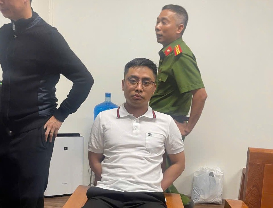 Theo lời khai của Khánh, sau khi gây án, đối tượng đã bắt xe taxi đi từ các tỉnh Hải Dương, Hà Nội, Phú Thọ sau đó quay lại Hà Nội rồi ra bến xe nước ngầm bắt xe khách về Thanh Hoá thì bị bắt giữ khi đang dừng chân tại điểm đón xe khách thuộc địa phận thôn Lễ Môn, phường Đông Hải, TP Thanh Hóa.