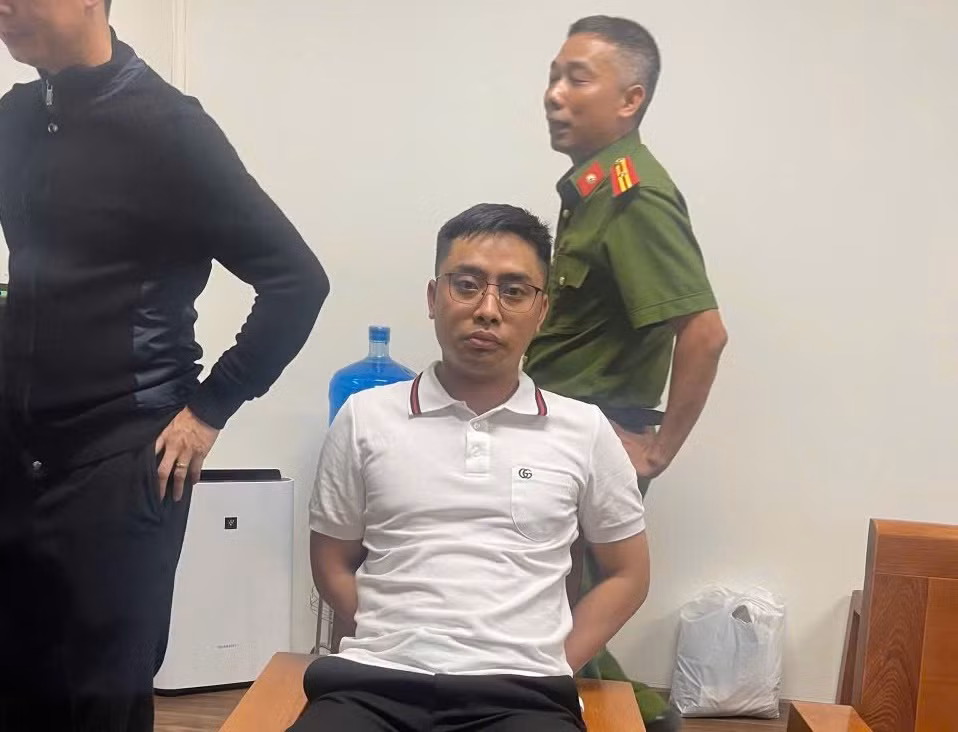 Theo lời khai của Khánh, sau khi gây án, đối tượng đã bắt xe taxi đi từ các tỉnh Hải Dương, Hà Nội, Phú Thọ sau đó quay lại Hà Nội rồi ra bến xe nước ngầm bắt xe khách về Thanh Hoá thì bị bắt giữ khi đang dừng chân tại điểm đón xe khách thuộc địa phận thôn Lễ Môn, phường Đông Hải, TP Thanh Hóa.