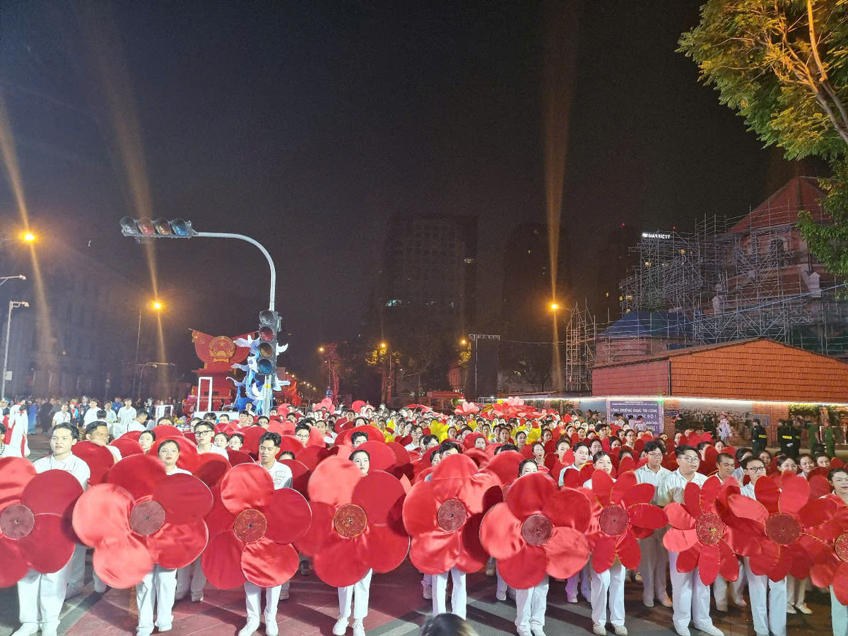 Trực tiếp: Diễu binh diễu hành kỷ niệm 50 năm ngày thống nhất đất nước - Hình 39 Truc tiep: Dieu binh dieu hanh ky niem 50 nam ngay thong nhat dat nuoc-Hinh-39