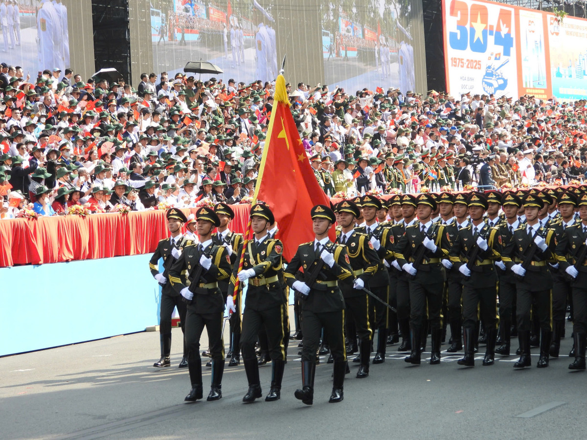 Trực tiếp: Diễu binh, diễu hành kỷ niệm 50 năm ngày thống nhất đất nước - Hình 14 Truc tiep: Dieu binh, dieu hanh ky niem 50 nam ngay thong nhat dat nuoc-Hinh-14
