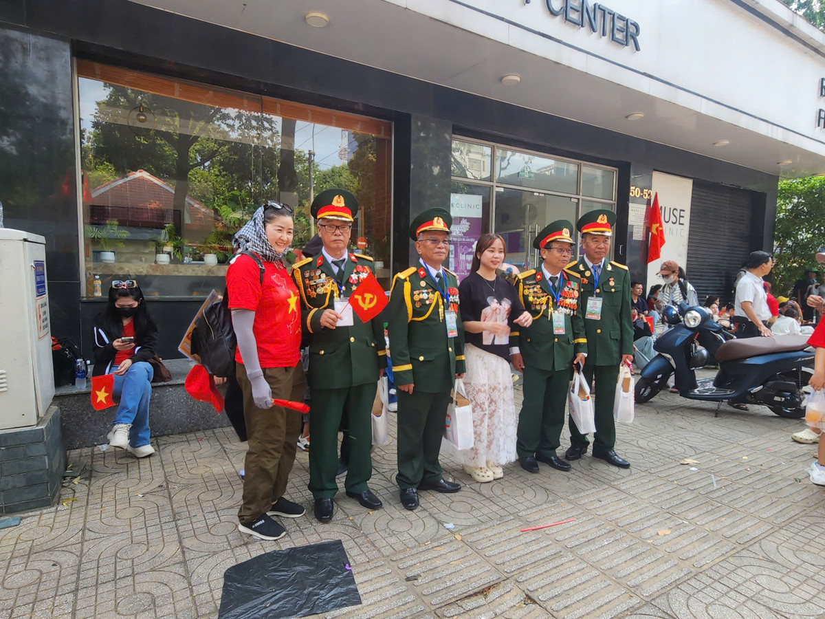 Trực tiếp: Diễu binh, diễu hành kỷ niệm 50 năm ngày thống nhất đất nước - Hình 10 Truc tiep: Dieu binh, dieu hanh ky niem 50 nam ngay thong nhat dat nuoc-Hinh-10