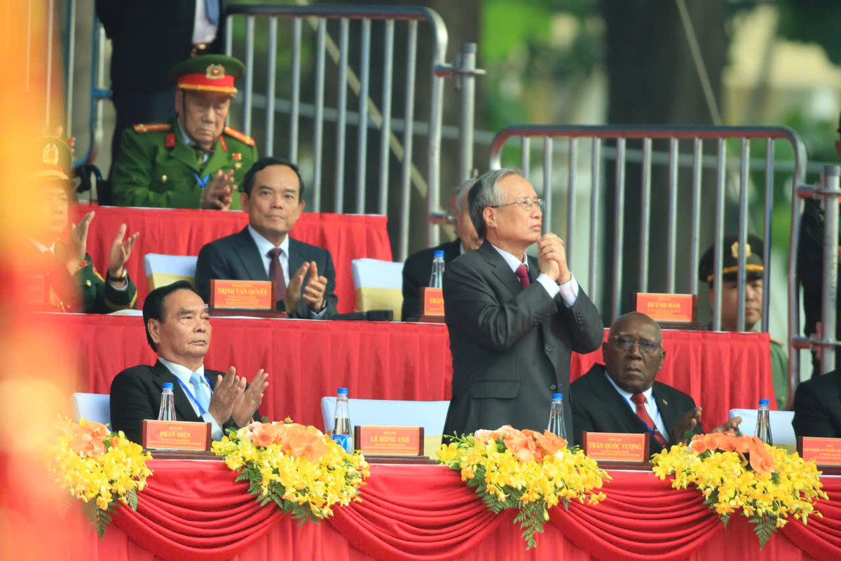 Trực tiếp: Diễu binh, diễu hành kỷ niệm 50 năm ngày thống nhất đất nước - Hình 32 Truc tiep: Dieu binh, dieu hanh ky niem 50 nam ngay thong nhat dat nuoc-Hinh-32