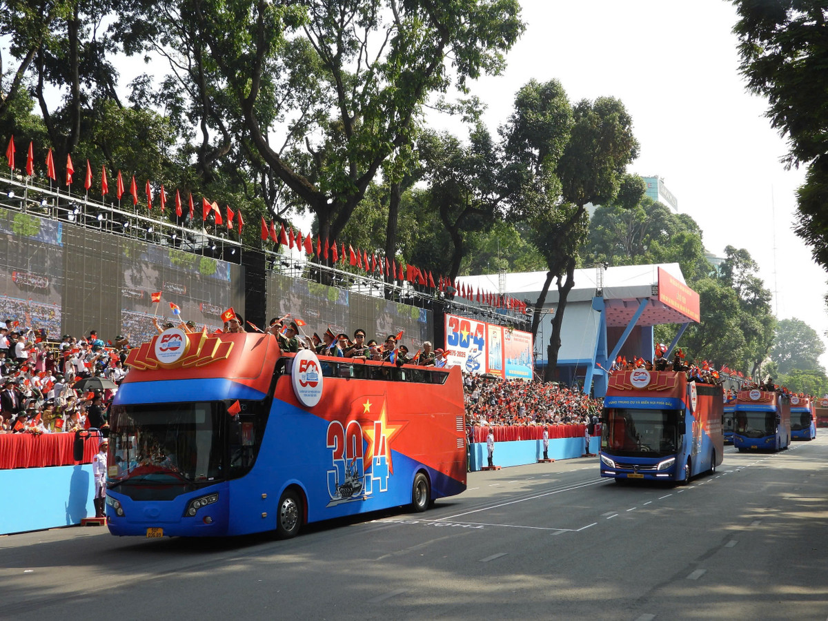 Trực tiếp: Diễu binh, diễu hành kỷ niệm 50 năm ngày thống nhất đất nước - Hình 16 Truc tiep: Dieu binh, dieu hanh ky niem 50 nam ngay thong nhat dat nuoc-Hinh-16