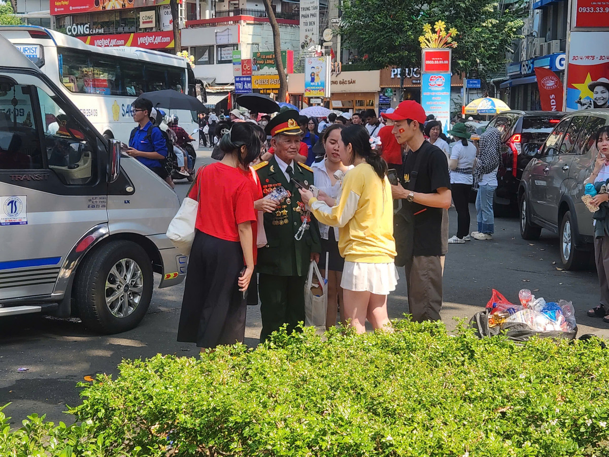 Trực tiếp: Diễu binh, diễu hành kỷ niệm 50 năm ngày thống nhất đất nước - Hình 12 Truc tiep: Dieu binh, dieu hanh ky niem 50 nam ngay thong nhat dat nuoc-Hinh-12