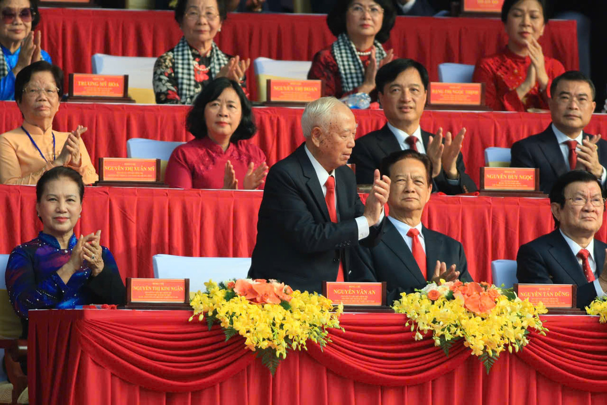 Trực tiếp: Diễu binh, diễu hành kỷ niệm 50 năm ngày thống nhất đất nước - Hình 47 Truc tiep: Dieu binh, dieu hanh ky niem 50 nam ngay thong nhat dat nuoc-Hinh-47