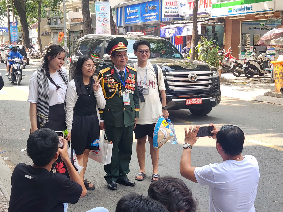 Trực tiếp: Diễu binh, diễu hành kỷ niệm 50 năm ngày thống nhất đất nước - Hình 11 Truc tiep: Dieu binh, dieu hanh ky niem 50 nam ngay thong nhat dat nuoc-Hinh-11