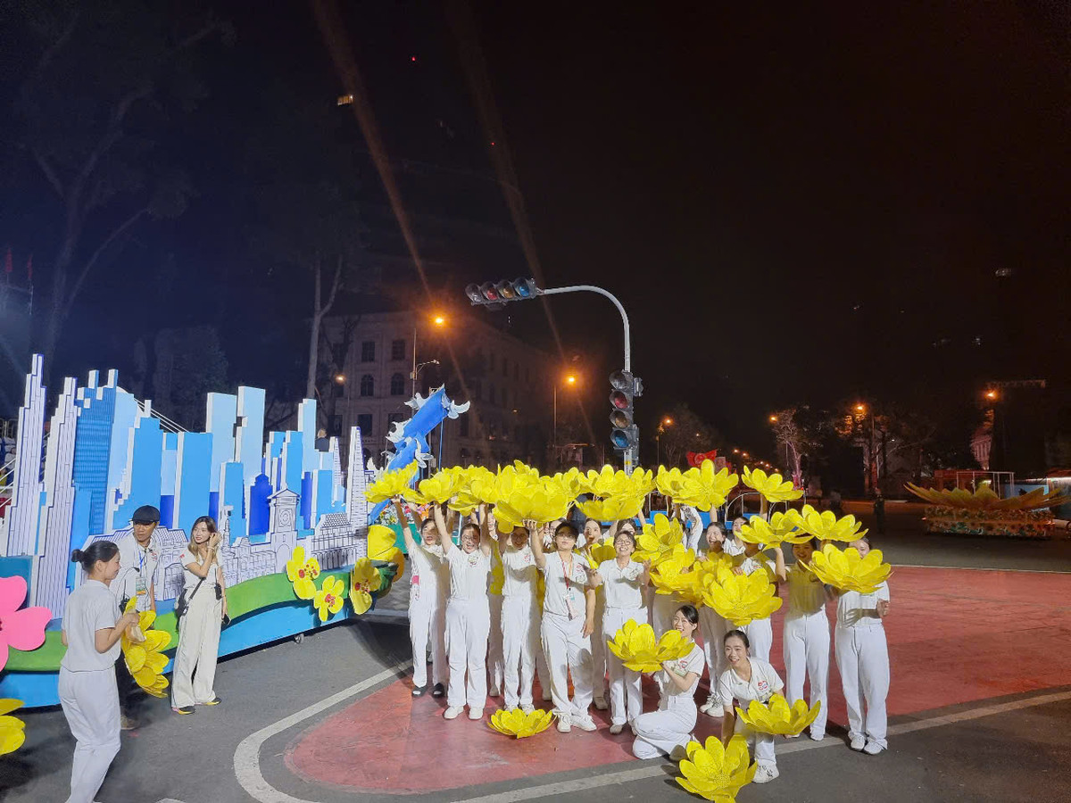 Trực tiếp: Diễu binh diễu hành kỷ niệm 50 năm ngày thống nhất đất nước - Hình 46 Truc tiep: Dieu binh dieu hanh ky niem 50 nam ngay thong nhat dat nuoc-Hinh-46