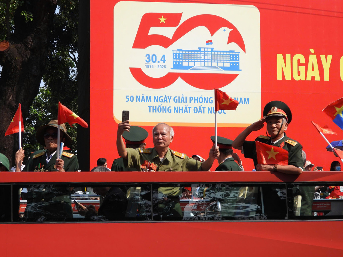 Trực tiếp: Diễu binh, diễu hành kỷ niệm 50 năm ngày thống nhất đất nước - Hình 18 Truc tiep: Dieu binh, dieu hanh ky niem 50 nam ngay thong nhat dat nuoc-Hinh-18