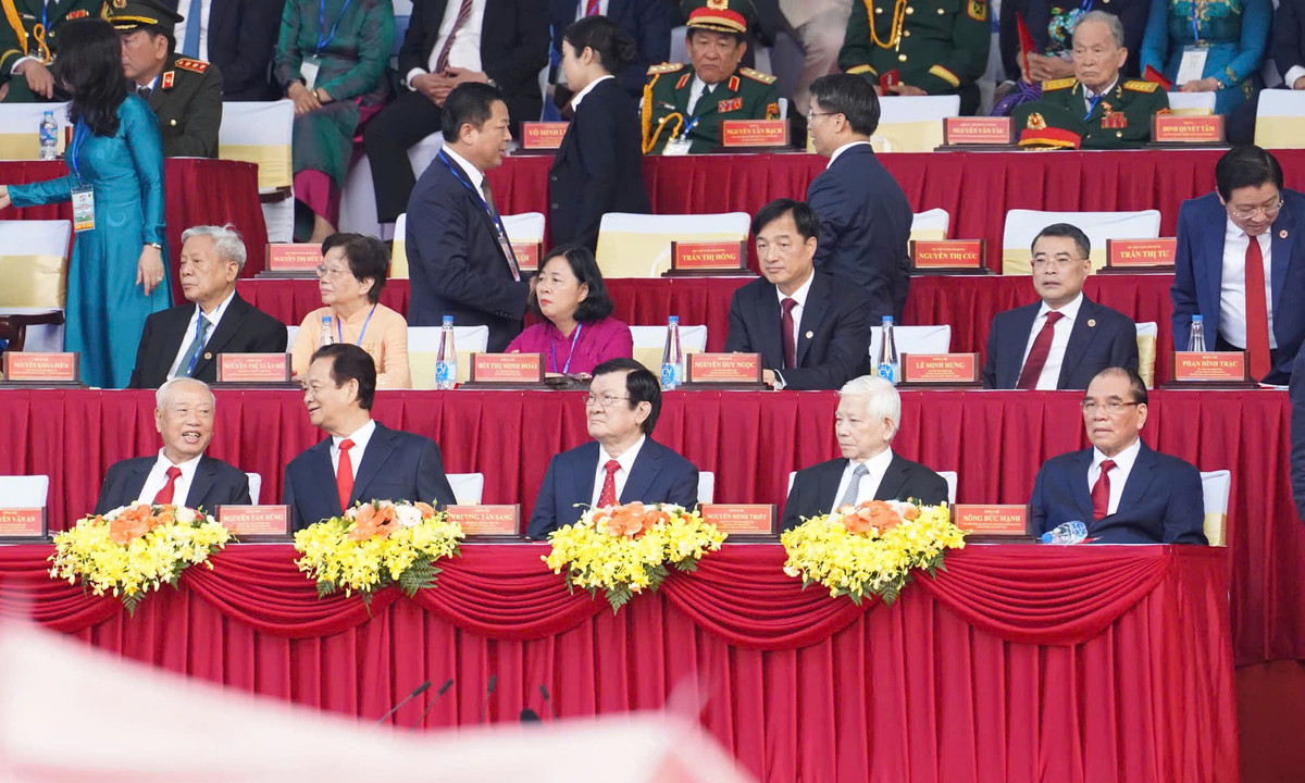 Trực tiếp: Diễu binh, diễu hành kỷ niệm 50 năm ngày thống nhất đất nước - Hình 31 Truc tiep: Dieu binh, dieu hanh ky niem 50 nam ngay thong nhat dat nuoc-Hinh-31