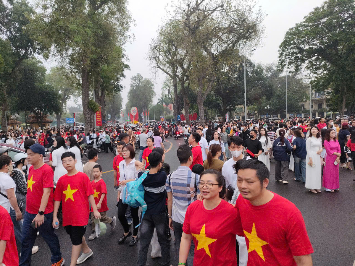 Trực tiếp: Diễu binh diễu hành kỷ niệm 50 năm ngày thống nhất đất nước - Hình 33 Truc tiep: Dieu binh dieu hanh ky niem 50 nam ngay thong nhat dat nuoc-Hinh-33