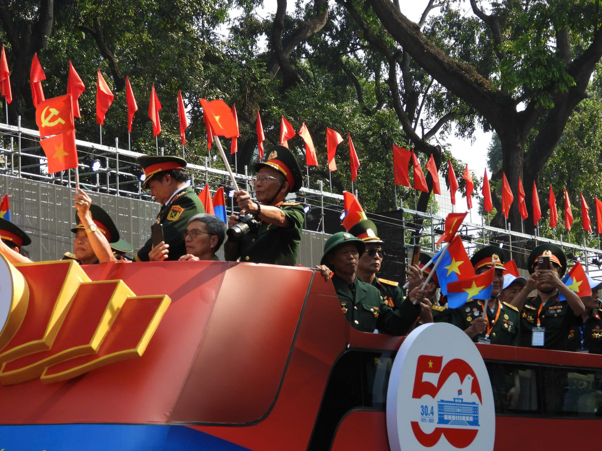 Trực tiếp: Diễu binh, diễu hành kỷ niệm 50 năm ngày thống nhất đất nước - Hình 17 Truc tiep: Dieu binh, dieu hanh ky niem 50 nam ngay thong nhat dat nuoc-Hinh-17