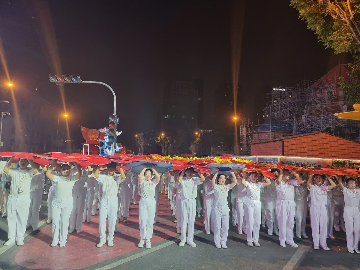 Trực tiếp: Diễu binh diễu hành kỷ niệm 50 năm ngày thống nhất đất nước - Hình 40 Truc tiep: Dieu binh dieu hanh ky niem 50 nam ngay thong nhat dat nuoc-Hinh-40