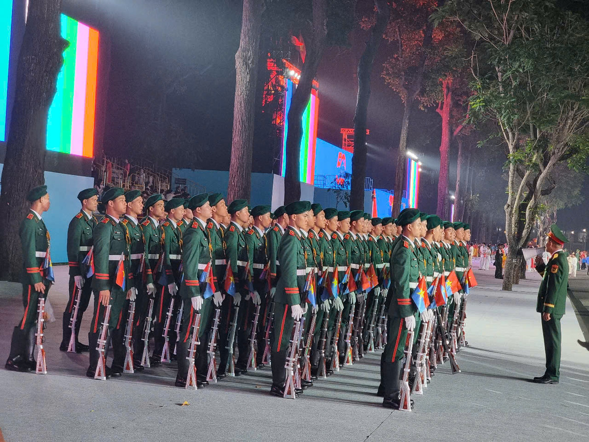 Trực tiếp: Diễu binh diễu hành kỷ niệm 50 năm ngày thống nhất đất nước - Hình 38 Truc tiep: Dieu binh dieu hanh ky niem 50 nam ngay thong nhat dat nuoc-Hinh-38