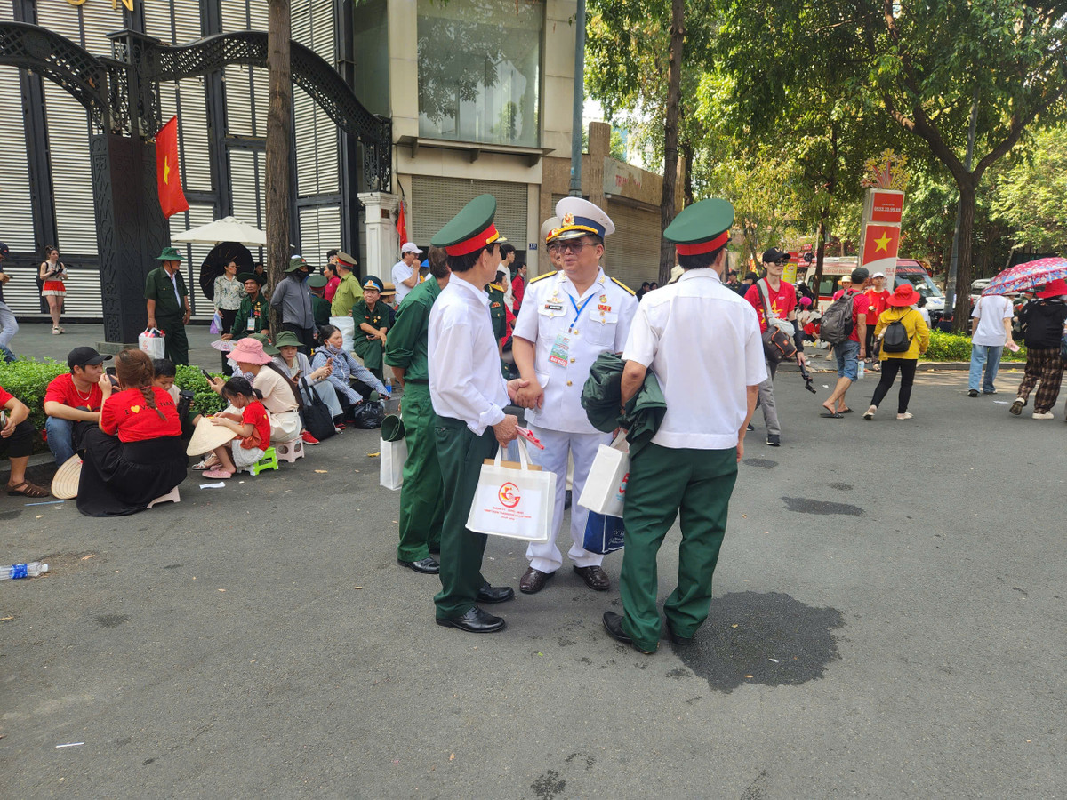 Trực tiếp: Diễu binh, diễu hành kỷ niệm 50 năm ngày thống nhất đất nước - Hình 13 Truc tiep: Dieu binh, dieu hanh ky niem 50 nam ngay thong nhat dat nuoc-Hinh-13