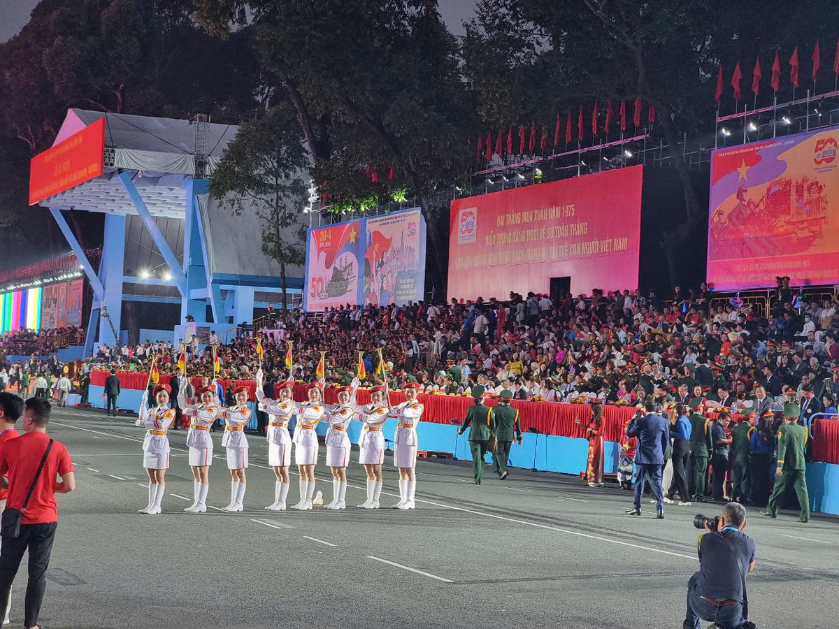 Trực tiếp: Diễu binh diễu hành kỷ niệm 50 năm ngày thống nhất đất nước - Hình 37 Truc tiep: Dieu binh dieu hanh ky niem 50 nam ngay thong nhat dat nuoc-Hinh-37