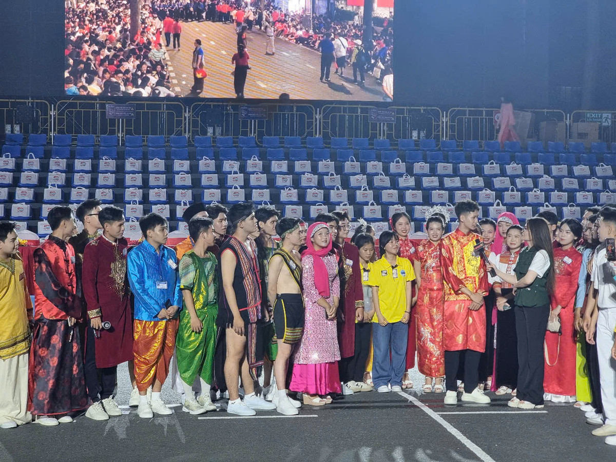 Trực tiếp: Diễu binh diễu hành kỷ niệm 50 năm ngày thống nhất đất nước - Hình 45 Truc tiep: Dieu binh dieu hanh ky niem 50 nam ngay thong nhat dat nuoc-Hinh-45