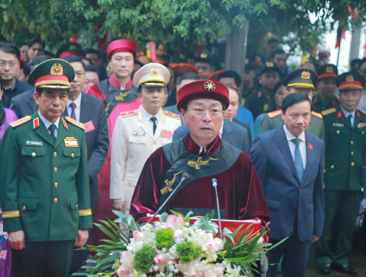 Chủ tịch nước Lương Cường dâng hương tưởng niệm các Vua Hùng - Hình 2 Chu tich nuoc Luong Cuong dang huong tuong niem cac Vua Hung-Hinh-2
