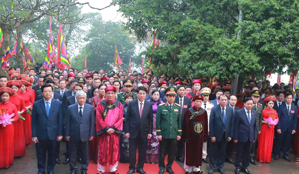 Chủ tịch nước Lương Cường dâng hương tưởng niệm các Vua Hùng Chu tich nuoc Luong Cuong dang huong tuong niem cac Vua Hung