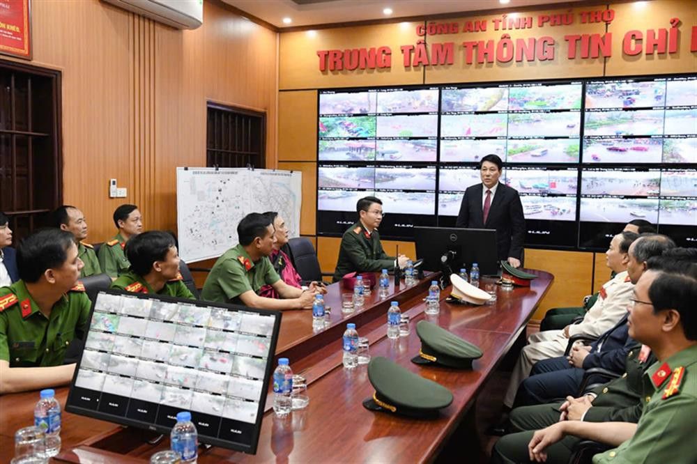 Chủ tịch nước thăm, động viên cán bộ chiến sĩ tại Đền Hùng Chu tich nuoc tham, dong vien can bo chien si tai Den Hung