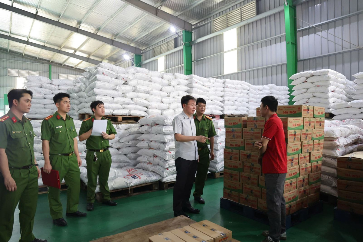 Đột kích xưởng sản xuất bột nêm, dầu ăn, mì chính giả - Hình 2 Dot kich xuong san xuat bot nem, dau an, mi chinh gia-Hinh-2