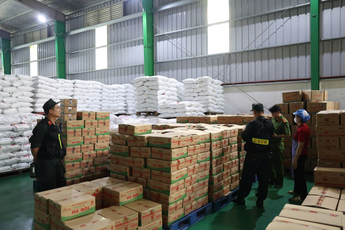 Đột kích xưởng sản xuất bột nêm, dầu ăn, mì chính giả - Hình 4 Dot kich xuong san xuat bot nem, dau an, mi chinh gia-Hinh-4