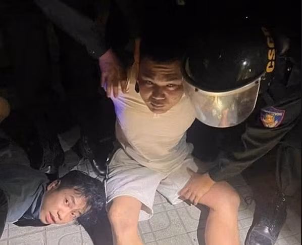 Nhom toi pham ma tuy no sung ban cong an doi mat nhieu toi danh