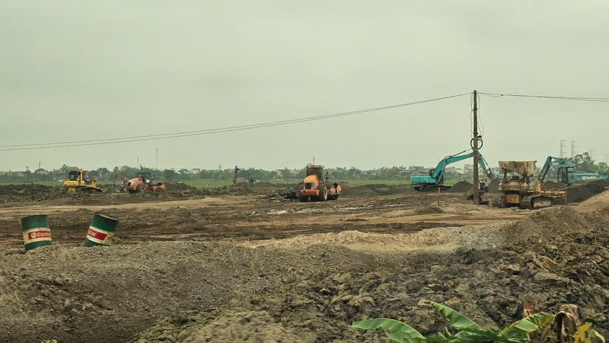 Hai Duong: San lap du an khu dan cu, xe tai “oanh tac” duong 392B