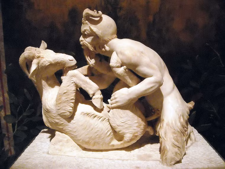 Trong tác phẩm, tay phải thần Pan nắm râu nàng dê và kéo mạnh về phía mình. Mắt của thần nhìn thẳng vào mặt nàng dê một cách tình tứ.