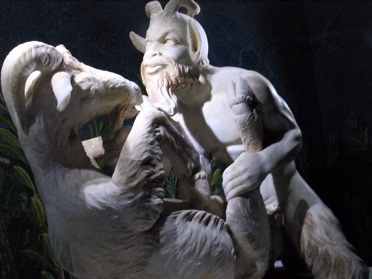 Đó là một bức tượng làm bằng đá cẩm thạch rất tinh xảo, thể hiện hình ảnh thần đồng quê Pan đang âu yếm một nàng dê cái.