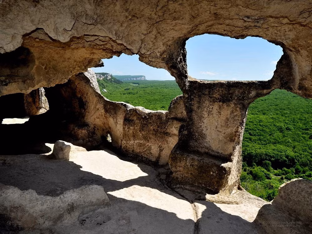 Qua nhiều thế kỷ, những ngôi nhà hang động ngày càng được mở rộng, đủ cho hàng nghìn người.