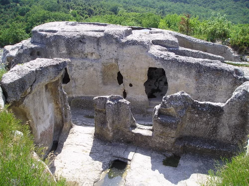 Thị trấn này nằm trên đỉnh một ngọn núi bằng phẳng có tên là Mesa, với trên dưới 300 ngôi nhà theo kiểu hang động được khoét sâu vào lòng núi.