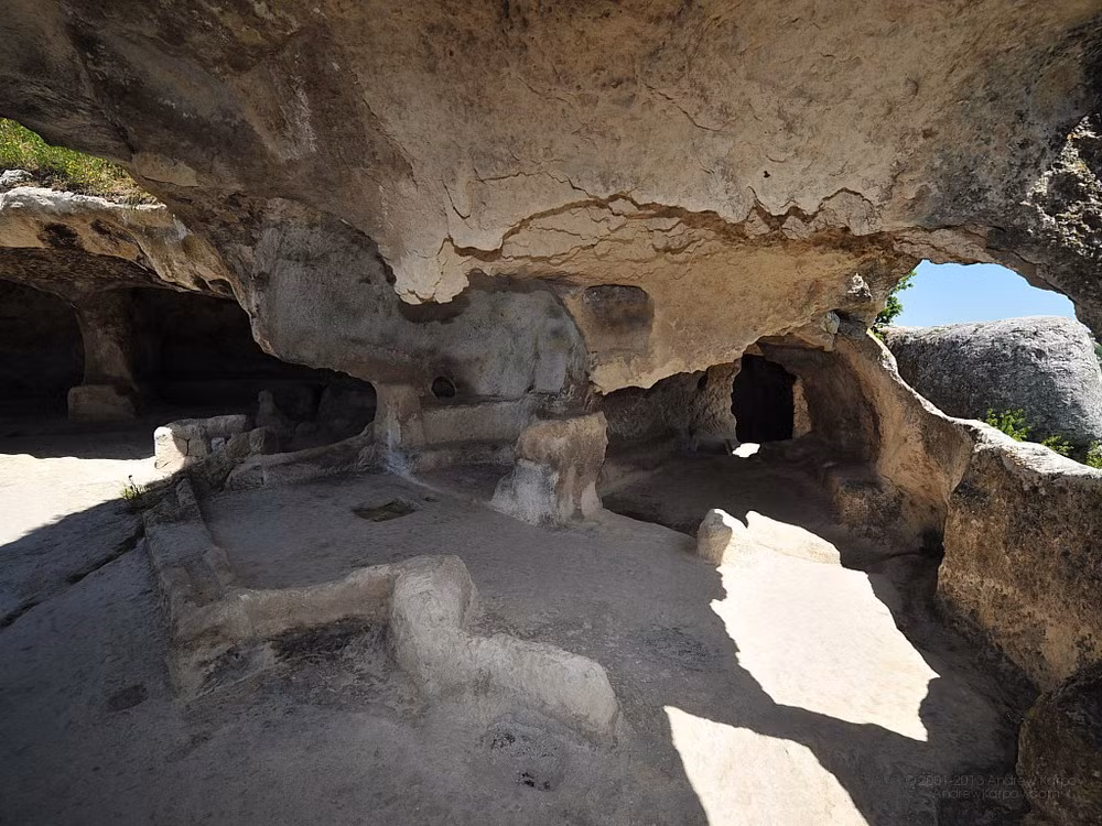 Điều đặc biệt là nhiều nội thất như bàn ghế, giường tủ, bể nước cũng được tạc vào đá.