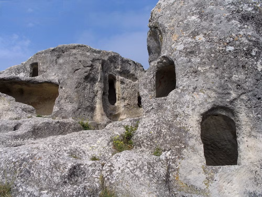 Các công trình này bắt đầu được xây dựng vào khoảng thế kỷ thứ 6 để làm nơi sinh sống, đảm bảo an toàn cũng như trú ẩn cho người dân trước thiên nhiên khắc nghiệt.