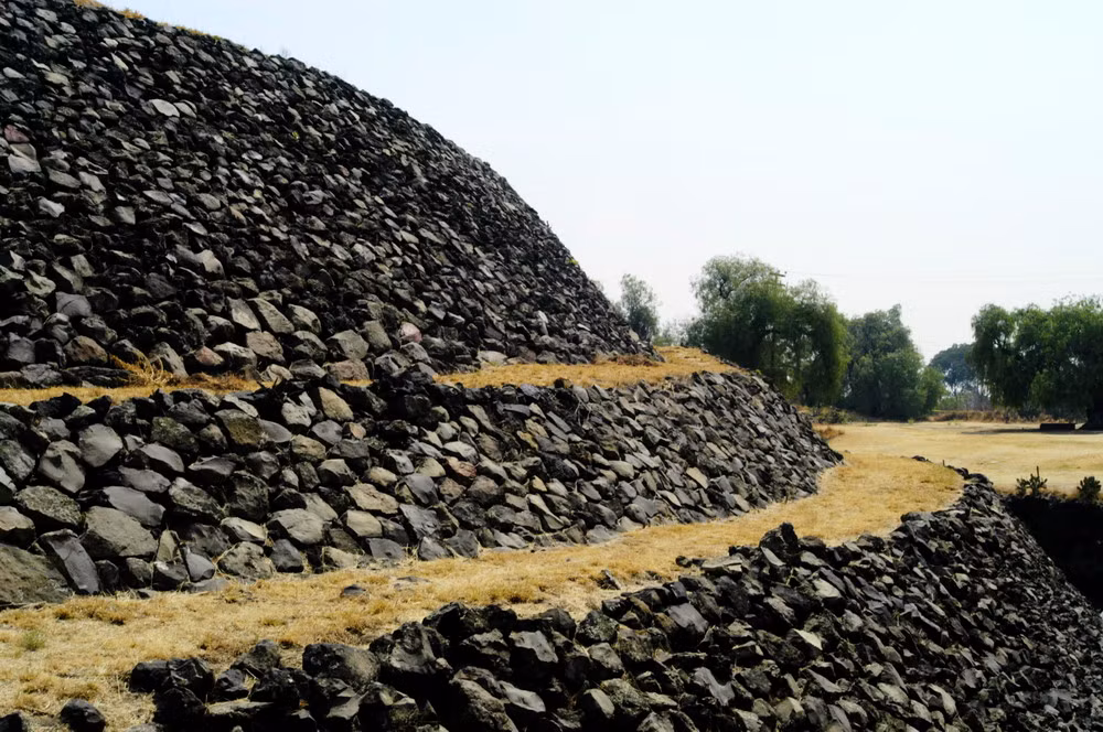 Niên đại của kim tự tháp Cuilcuilco cũng gây kinh ngạc cho giới khảo cổ, khi thời điểm bắt đầu xây dựng công trình này được xác định là khoảng 6.000 năm TCN, sớm hơn 3 thiên niên kỷ so với các kim tự tháp ở Ai Cập.