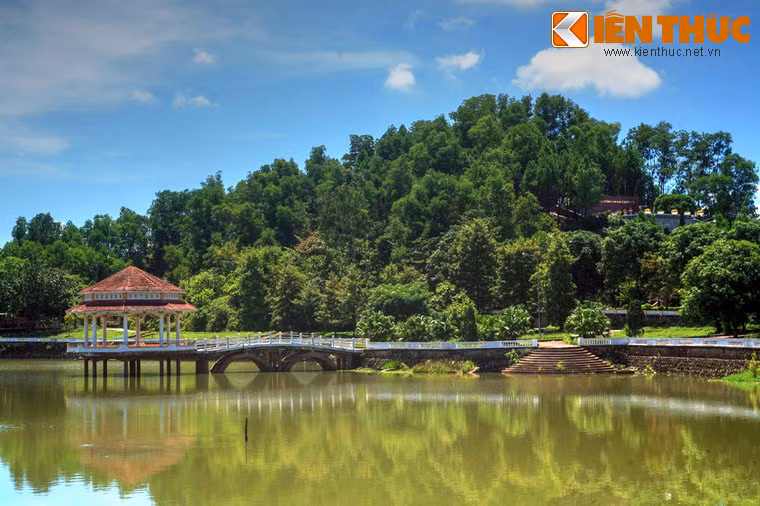 Khu mộ cố Tổng bí thư Trần Phú được khánh thành năm 2004, nhân kỷ niệm 100 năm ngày sinh của ông. Trước đó, vào năm 1999, hài cốt ông đã được tìm thấy và di dời về an táng tại mảnh đất quê hương.